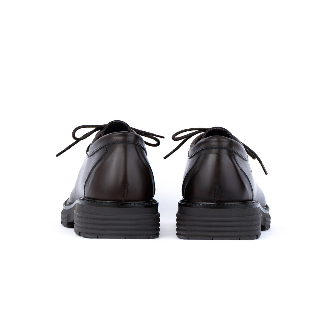 Vector ingegnere stringate in vera pelle